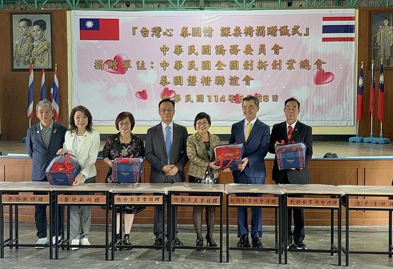 課桌椅捐贈儀式，貴賓們共同見證跨國公益盛舉。