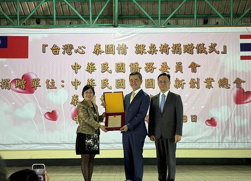 僑務委員會委員長徐佳青致贈感謝狀給全國創新創業總會總會長邱銘乾