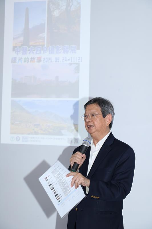 策展人陳偉德講座教授致詞歡迎師生前往參觀。