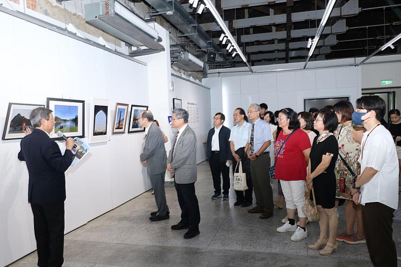 策展人陳偉德講座教授介紹4位攝影藝術家作品的獨特風格特色。