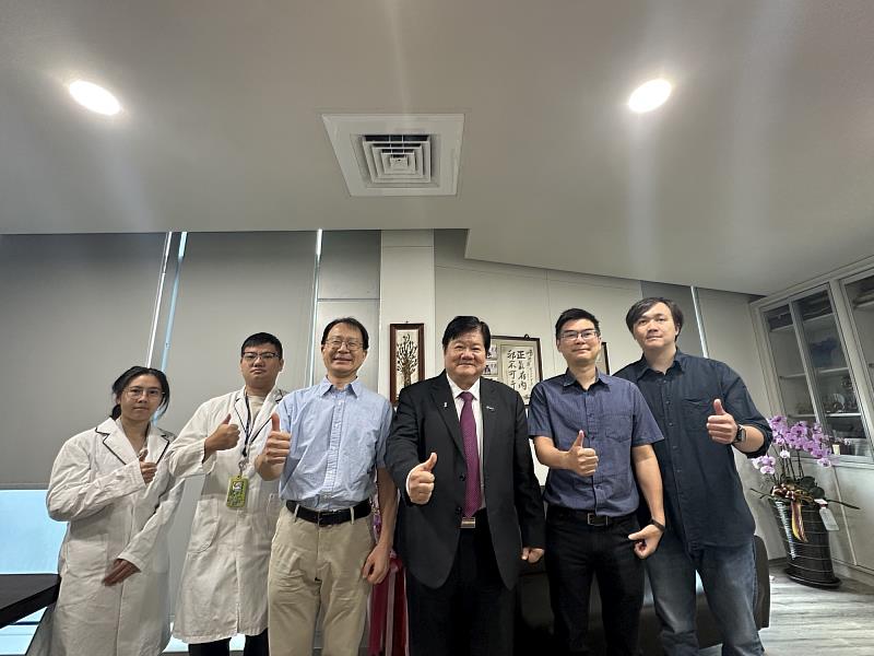 中國醫藥大學王紹椿教授研究團隊，榮獲「2025未來科技獎」殊榮。