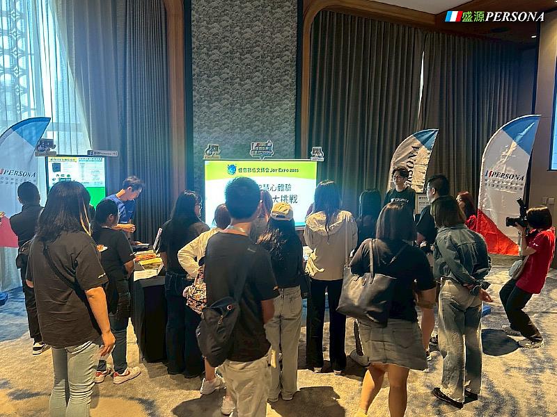 現場班主任與教師齊聚盛源展區，專注聆聽盛源團隊介紹DMS+ AI管理系統與ClassCraft 課堂互動應用，並實際感受智慧教育整合方案如何提升教學與校園管理效率。