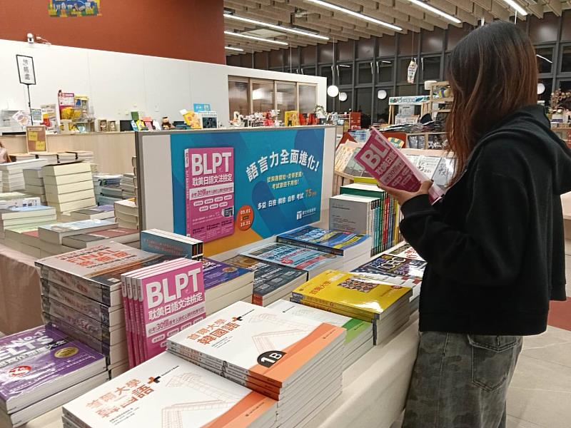 透過教材購買與課程參與的具體情境，拉近與目標受眾的距離