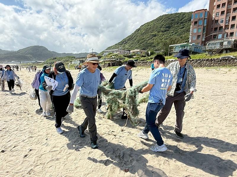 南山人壽以實際行動實踐「一個地球，一起守護」的永續承諾，義工們合力清出許多海邊的垃圾。