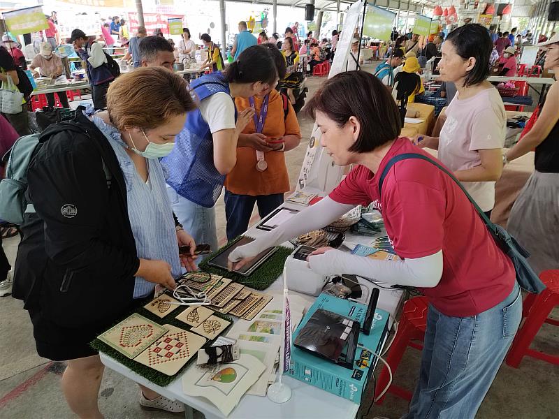 甲仙DOC向民眾介紹數位課程成果