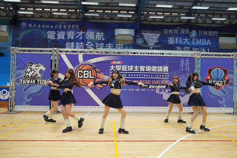 啦啦隊Kirabase Starry熱情表演炒熱氣氛，為16支參賽隊伍加油打氣。
