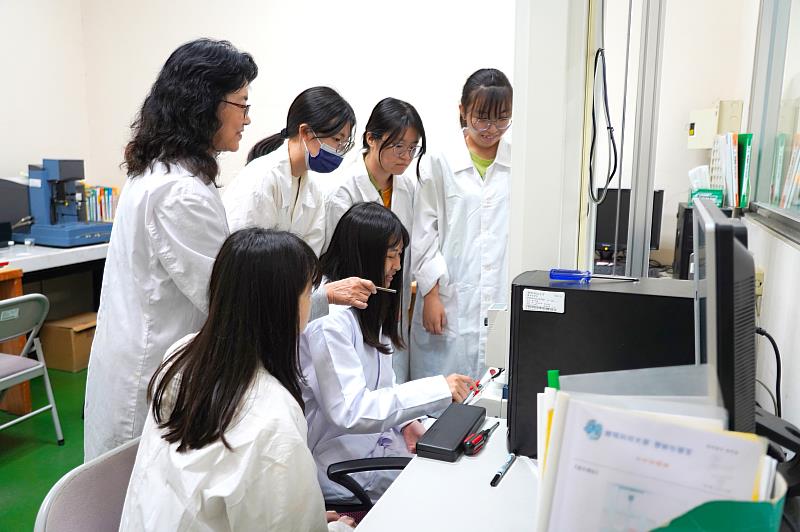 應化系石燕鳳教授多年執行教育部大專校院STEM領域及女性研發人才培育計畫，致力培育女性科學家不遺餘力。