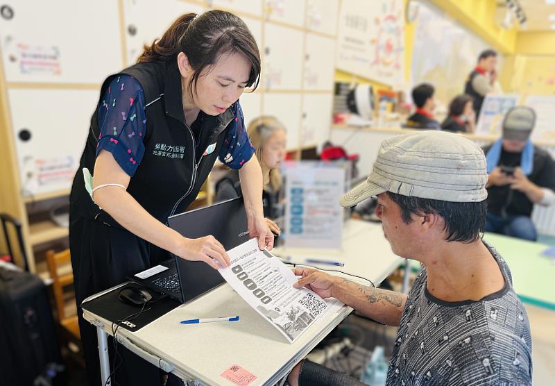 玉里就業中心進駐花蓮縣光復鄉親子館設臨時就服台，提供民眾就近登記天災臨工。