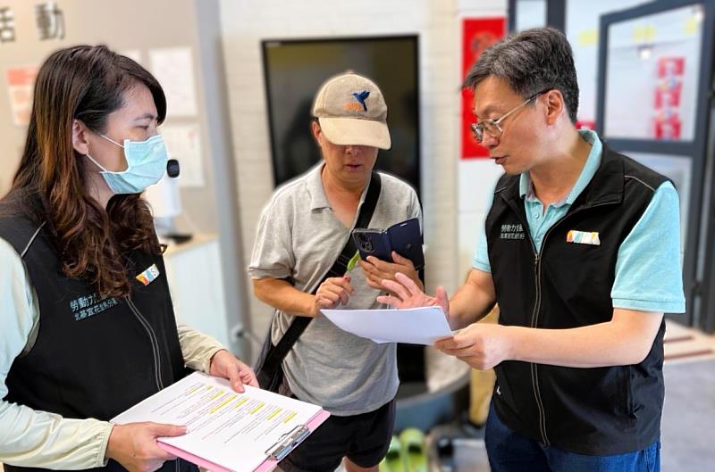 光復鄉太巴塱國小總務主任（中）至光復親子館送天災臨工計劃書。