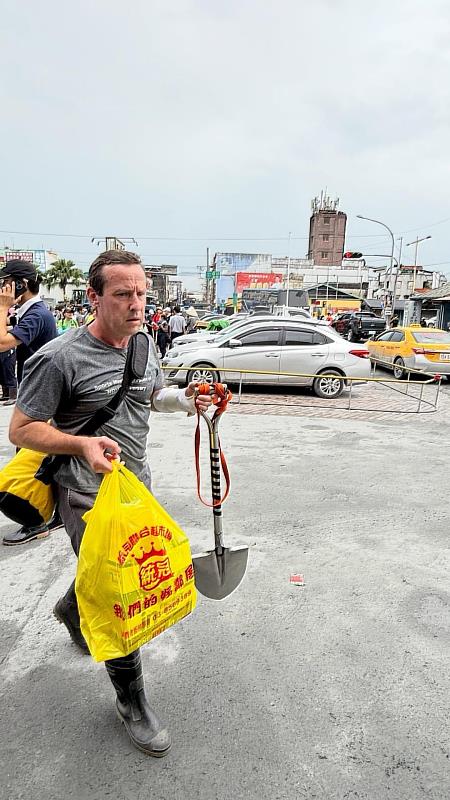 東華大學加拿大籍吳仙風（Jason）老師即使左手骨折，仍義無反顧投入光復救災。（圖片下載社群媒體臉書）