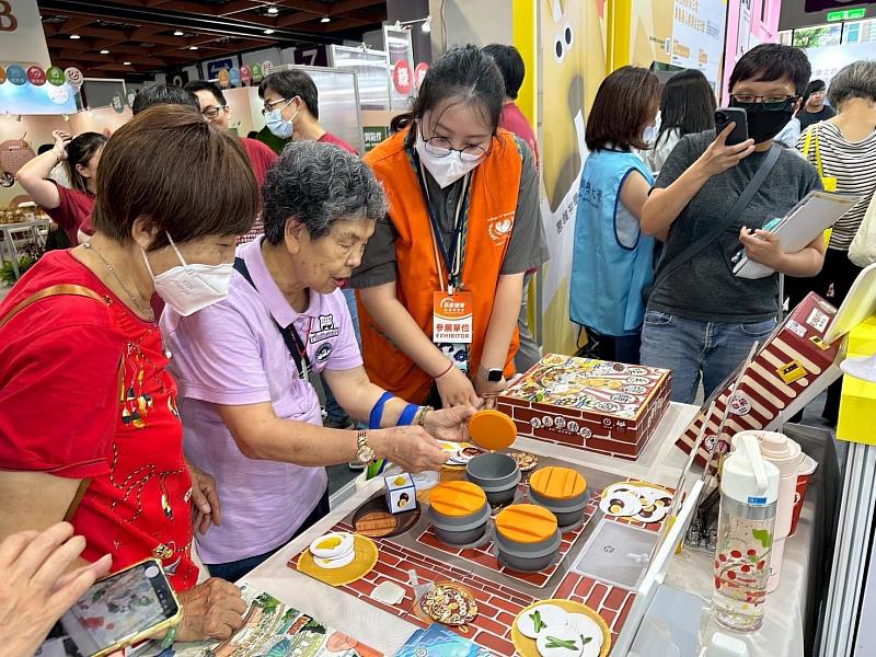 亞大護理學院將USR成果商品化為《哇系總舖師》、《阿公嬤ㄟ柑仔店》等健智桌遊,吸引許多民眾體驗。