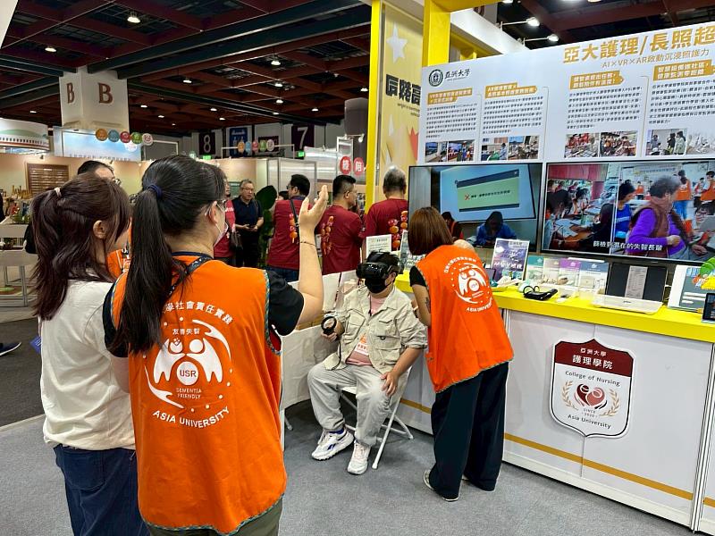 亞大護理學院參加高齡健康產業博覽會，吸引許多高齡長輩體驗。