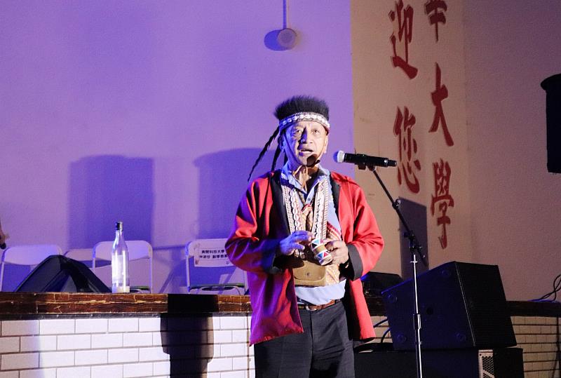 中區大專校院原住民學生聯合運動會暨文化節於南華大學登場,邀請耆老湯進賢爺爺進行祈福儀式。