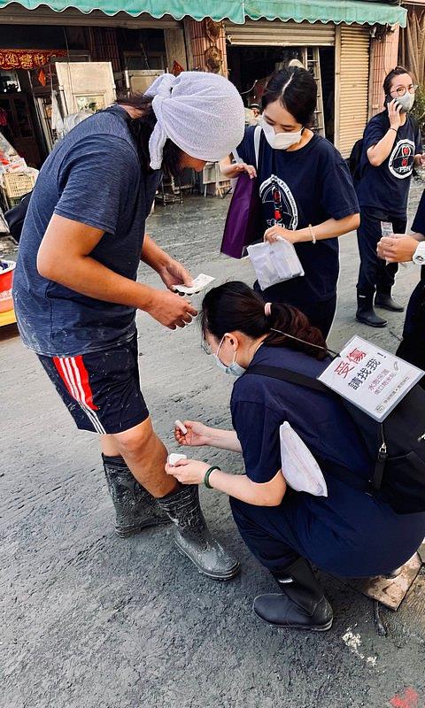 行動傷口照護小組化身行走的天使，掛著「受傷請找我」的牌子，深入巷弄守護災民和「鏟子超人」。