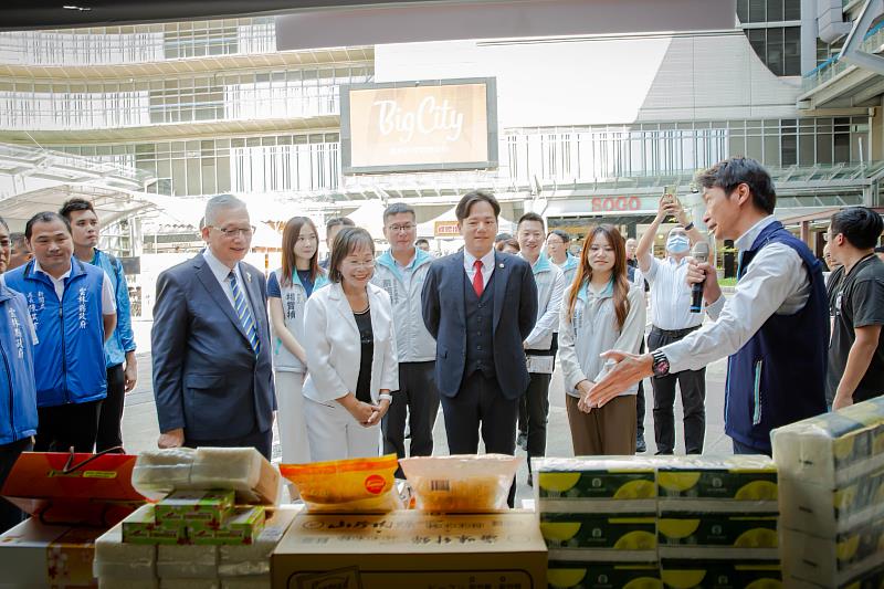 眾人巡視攤位