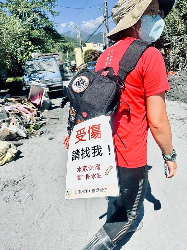 花蓮慈院行動傷口照護小組化身行走的天使，掛著「受傷請找我」的牌子，深入巷弄守護災民和「鏟子超人」。
