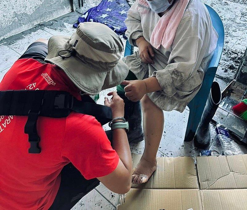 身兼「鏟子超人」和專業傷口造口護理師，行動傷口照護小組在第一時間協助磨破皮、水泡及小傷口包紮，及時守護讓傷口不至於更惡化感染，幫助他們可以快速再投入工作中。