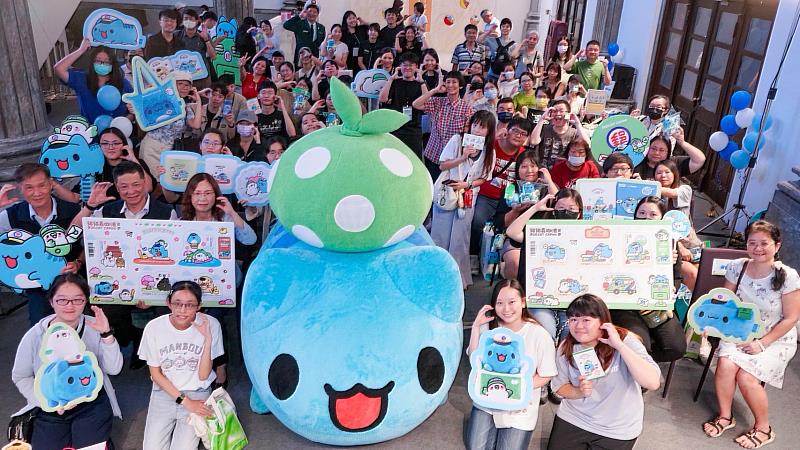參與「貓貓蟲咖波郵票小全張」發行暨商品發表會全體民眾合影留念/中華郵政提供
