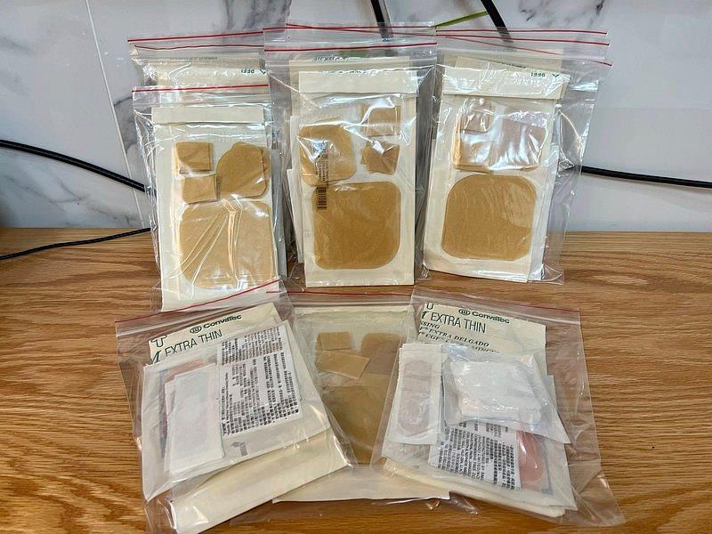 改良版敷料包，都由行動傷口照護小組自掏腰包購買，手工裁剪調整適當包覆傷口的大小。