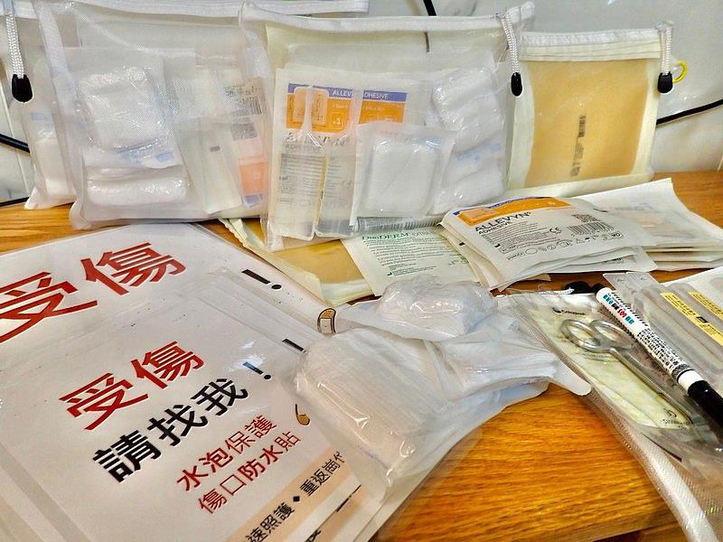 行動傷口照護小組自掏腰包購買敷料包，依據專業經驗手工調整大小，在災區可以更快速使用護理傷口。