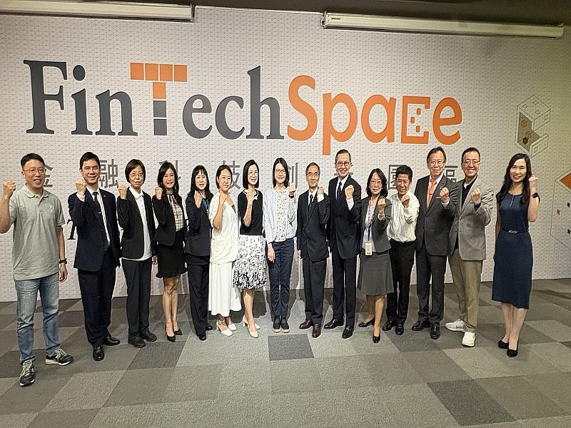 臺灣銀行、土地銀行、華南銀行、彰化銀行、上海商業儲蓄銀行、臺灣中小企業銀行、永豐銀行、中國信託商業銀行及將來銀行等9家金融機構代表及金管會代表於FinTechSpace合影，正式啟動「貴金屬業務運用RWA代幣化技術跨行應用聯合實證」專案。
