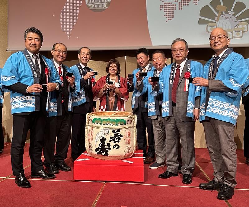 114年9月29日臺灣銀行進軍福岡東京分行福岡出張所隆重開幕，董事長凌忠嫄（右5）親自主持，臺、日政商嘉賓雲集。