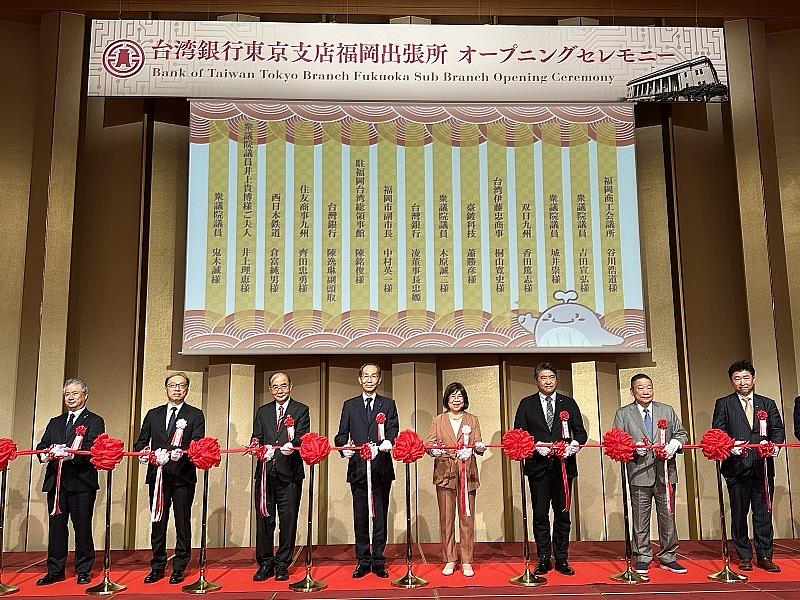 114年9月29日臺灣銀行東京分行福岡出張所29日於福岡盛大開幕，董事長凌忠嫄（左5）率高階主管赴日主持，福岡市副市長中村英一（左4）及臺北駐福岡經濟文化辦事處處長陳銘俊（左3）等政商貴賓蒞臨剪綵。
