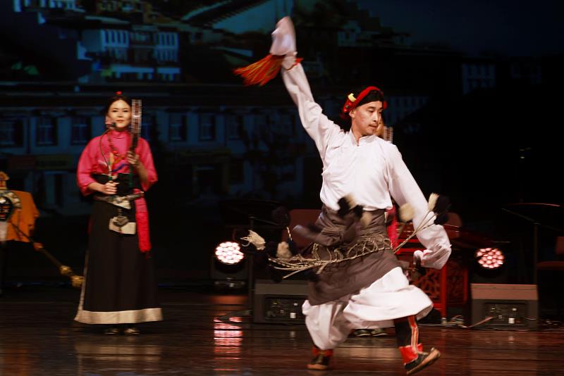 藏戲序幕《溫巴頓》演出。