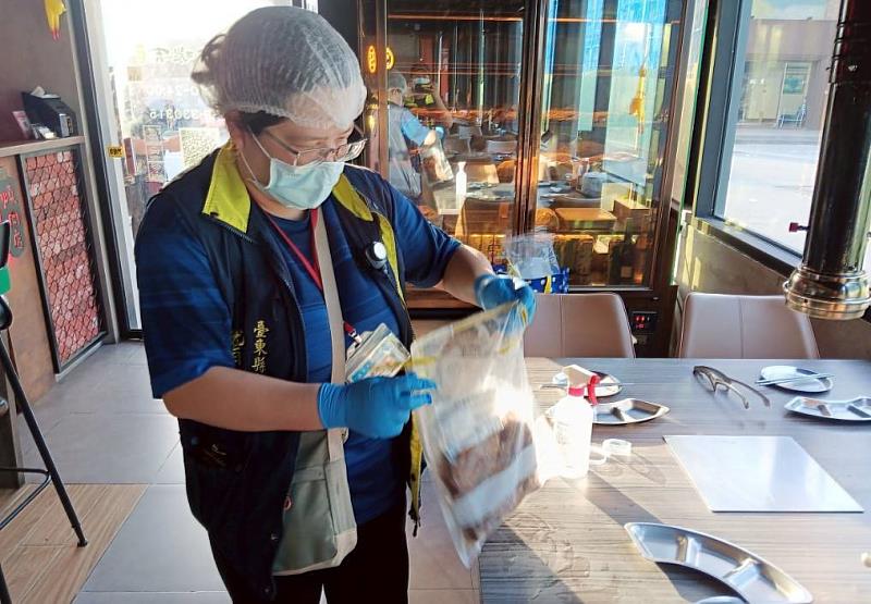 臺東中秋應景食品抽驗2件不合格，衛生局開罰並要求業者下架。