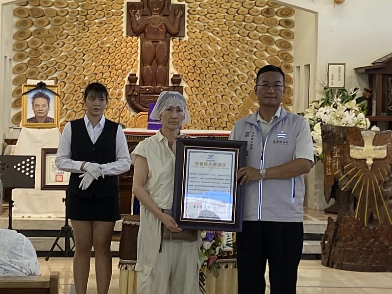 致敬徐超斌醫師 縣長饒慶鈴頒贈榮譽縣民褒揚狀