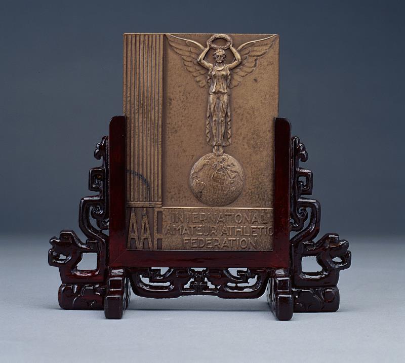 史博館《非．常文物》展出亞洲鐵人楊傳廣《十項運動紀念牌》，見證體壇在國際舞臺上最早的「臺灣之光」。