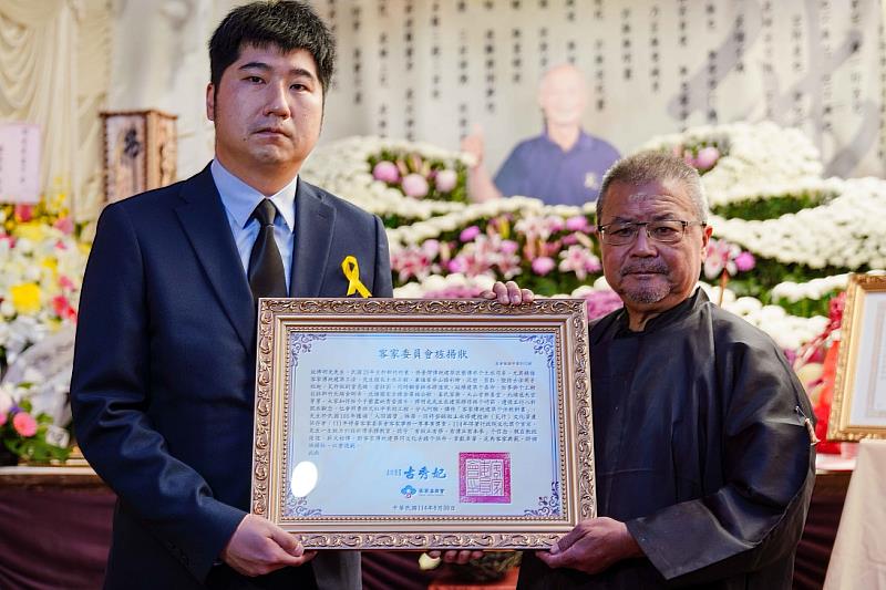 客委會副主委邱星崴(左)代表古秀妃主委頒發旌揚狀,由傅明光兒子傅宏智(右)代表受贈。(照片來源:客傳會提供)