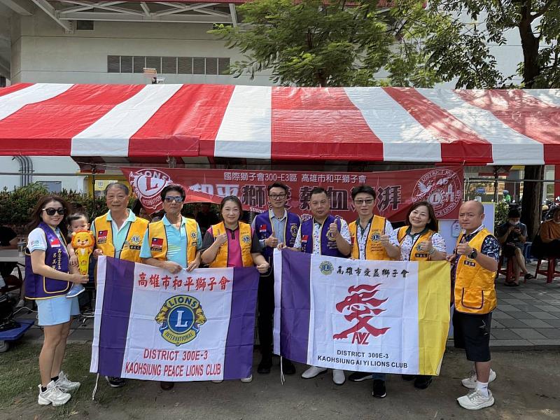 國際獅子會300E-3區高雄市和平獅子會與愛益獅子會攜手舉辦捐血公益活動，眾多獅友熱情到場合影，展現獅子會「We Serve」服務精神。