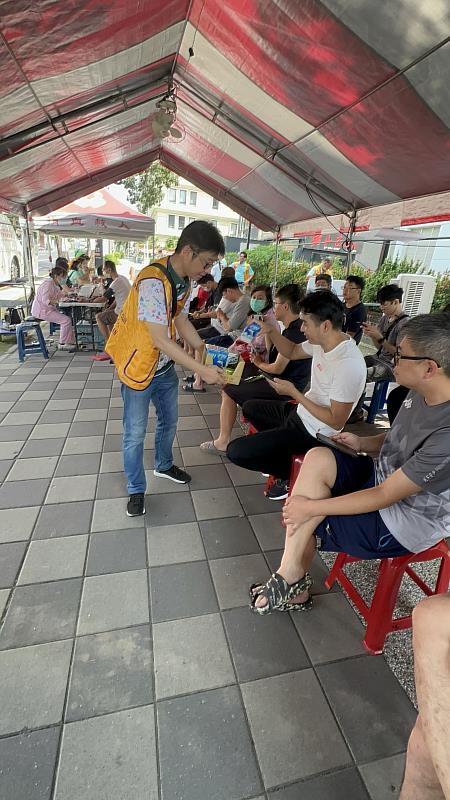 協辦單位愛益獅子會陳建源會長主動服務，向等候民眾發放補給品與飲水，讓捐血活動更加貼心順暢。