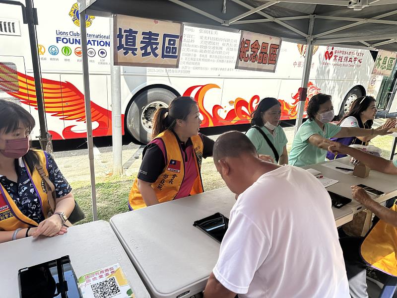 和平獅子會志工們在現場協助填寫表單與引導流程，讓每位捐血民眾都能安心參與，營造溫馨氛圍。