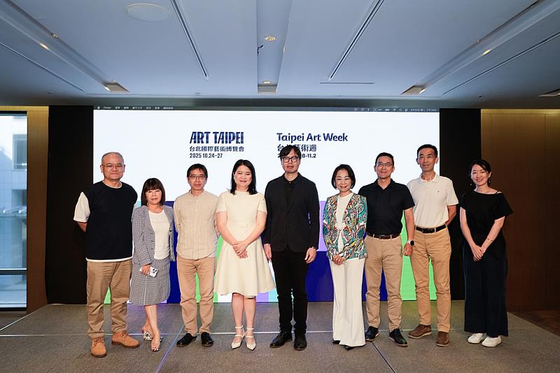 台北藝術週代表合影，左起：士林北投區區長 晴山藝術中心 陳仁壽、華山區區長 多納藝術華山館 陳如鈊、公共藝術項目 策展人 蕭有志、畫廊協會理事長 尊彩藝術中心 陳菁螢、文化部藝術發展司副司長黃宏文、大安信義區區長 藝星藝術中心 王雪沼、大直內湖區區長 青雲畫廊 李宜洲、館際聯盟代表 國立國父紀念館館長 王蘭生、藝文響應代表 Taipei Lumitree媒體總監 盧天心