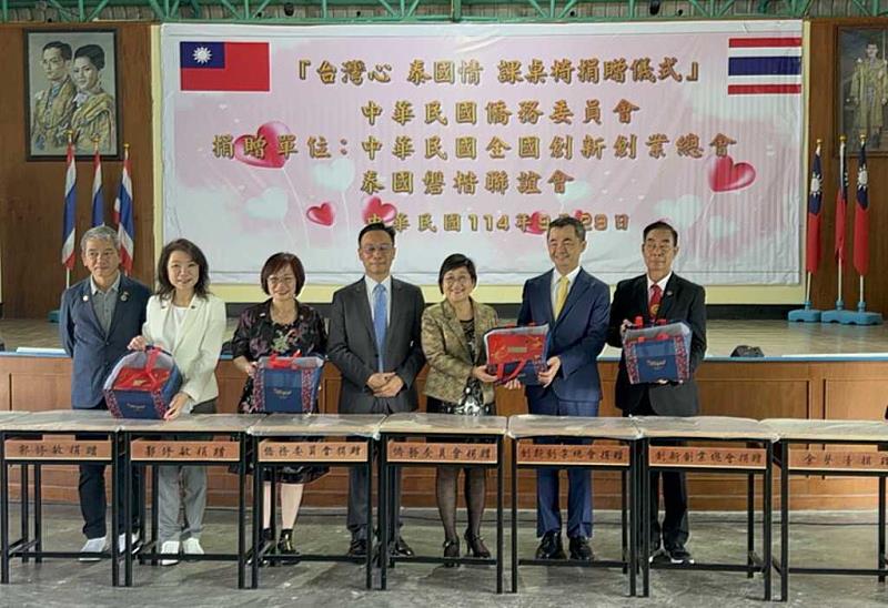 課桌椅捐贈儀式，貴賓們共同見證跨國公益盛舉