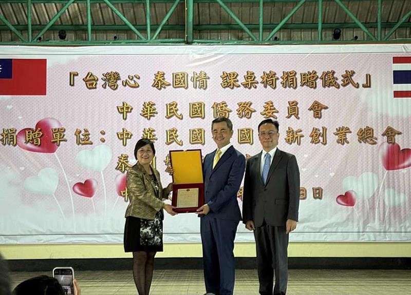僑務委員會委員長致贈感謝狀給全國創新創業總會總會長邱銘乾