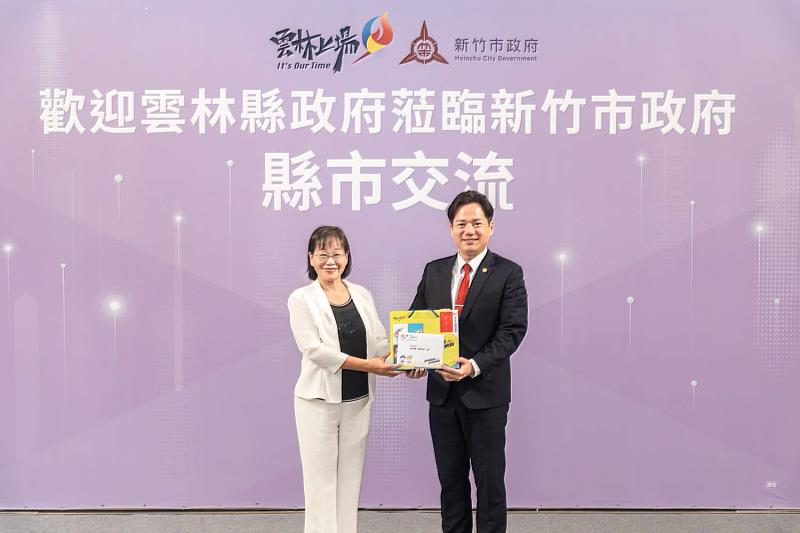 雙方互贈紀念品。