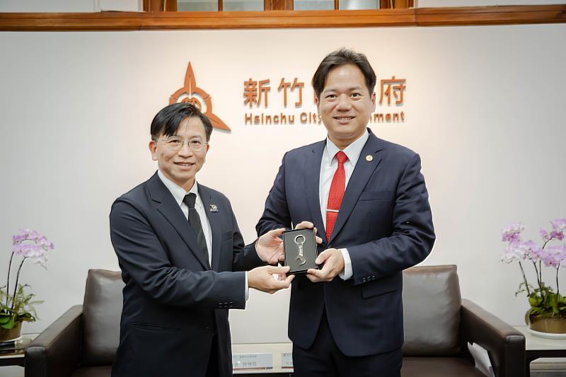 墨爾本台灣商會施峻良會長回贈紀念品予邱臣遠代理市長
