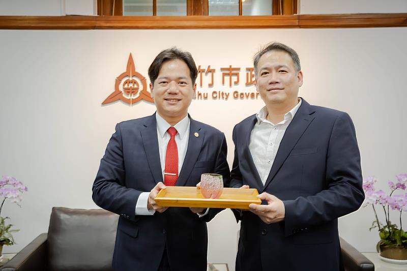 邱臣遠代理市長致贈墨爾本台灣商會張戴麒名譽會長禮品,表達感謝之意