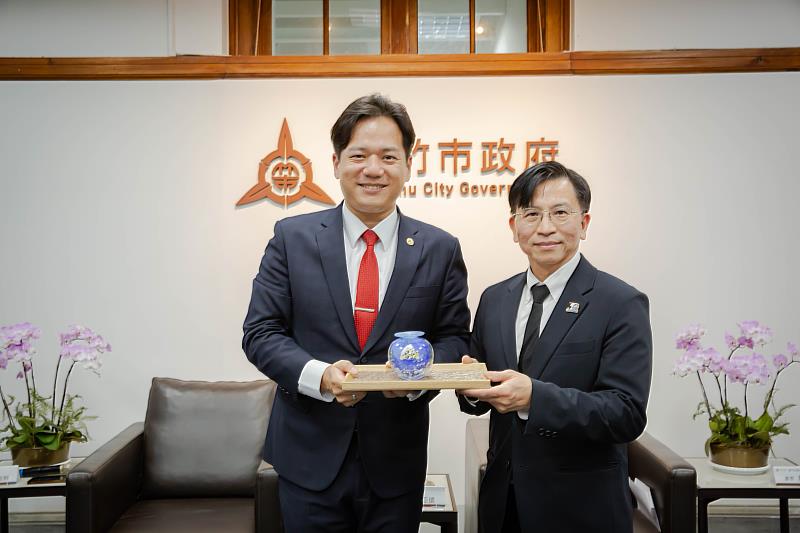 邱臣遠代理市長致贈墨爾本台灣商會施峻良會長禮品，表達感謝之意