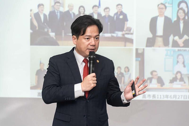 代理市長邱臣遠向香山里民政策報告。