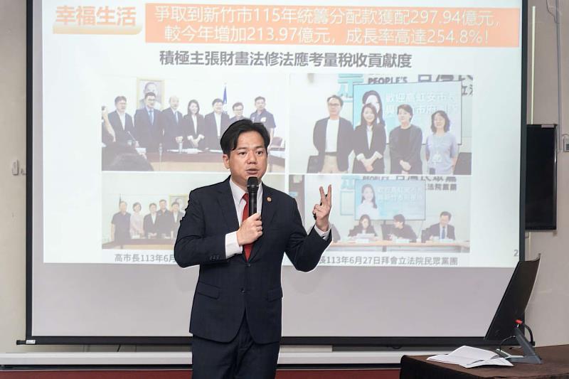 代理市長邱臣遠向香山里民政策報告。