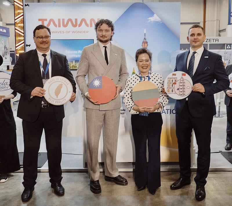 臺灣館開幕貴賓雲集，包含立國生技協會會長Tomas Andrejauskas（左起）、立國衛生部次長Daniel Naumovas、我駐立陶宛代表處大使王雪虹、立國創新署創新開發部主任Martynas Survilas。（貿協提供）