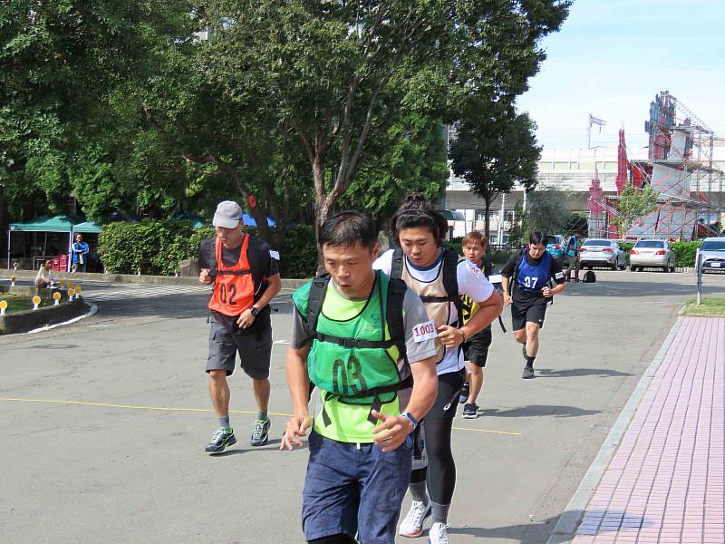 森林護管員須具備一定體力應付山林環境,透過負重跑走測驗瞭解應考人基本體力