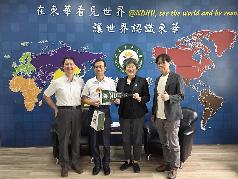 東華大學國際處代表團與外交部東部辦事處處長陳俊郎合影。