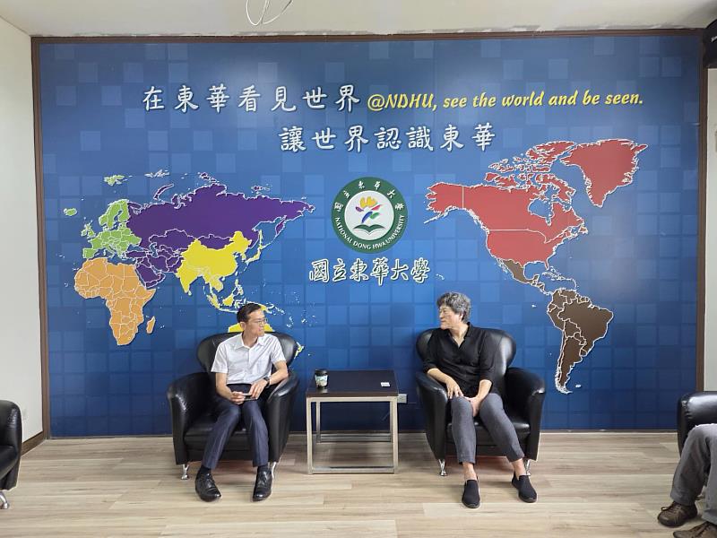 東華大學國際處蘇銘千處長與外交部東部辦事處陳俊郎處長進行交流討論。