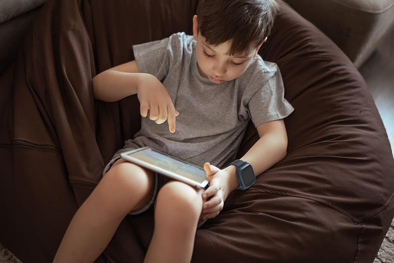 「myFirst Fone S3 SE 4G智慧兒童手錶」，專為孩子小手腕量身打造，搭載1.4吋IPS觸控螢幕與僅53公克的輕盈機身，且產品設計刻意不內建遊戲、LINE，避免分心、確保隱私，同時整合即時定位、雙向語音視訊、SOS一鍵求救等9大功能，讓家長加倍安心。