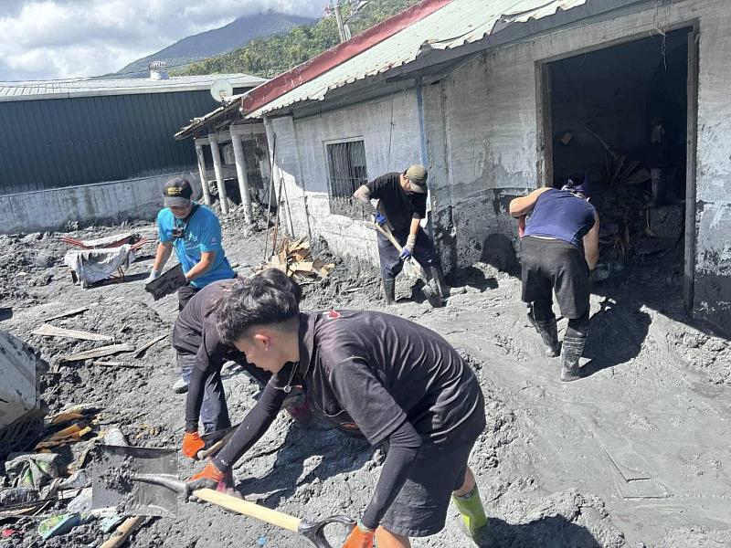 勤益國際鏟子超人深入花蓮災區逐戶清理